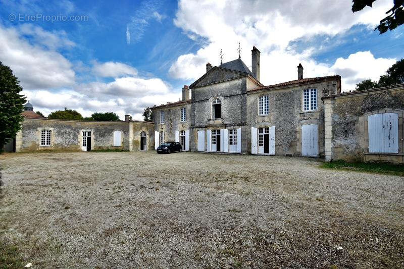 Maison à SAINT-JEAN-D'ANGELY