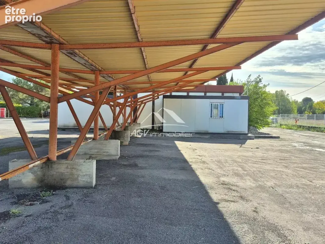 1600 m² de locaux professionnels , bureaux , habitation sur 12500 m² de terrain. - photo 22