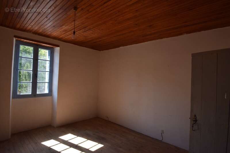 Maison à SAINT-MARTIN-LABOUVAL