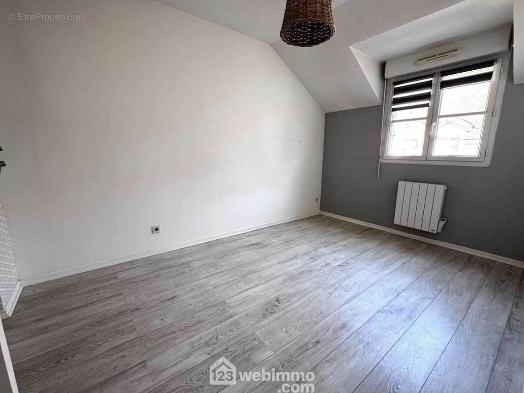 ....puis la seconde également avec placard. - Appartement à BONDOUFLE