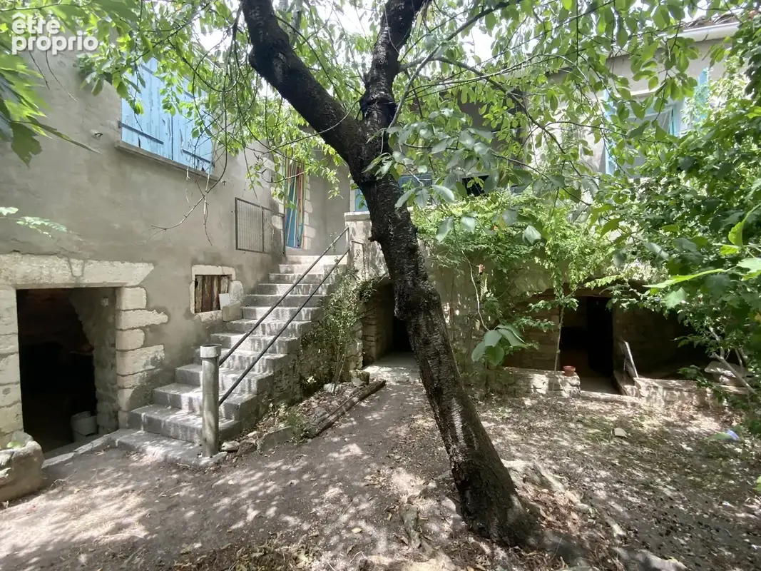 Maison à rénover avec cour, jardin et garage au coeur d'un des plus beaux villages de France. - photo 4