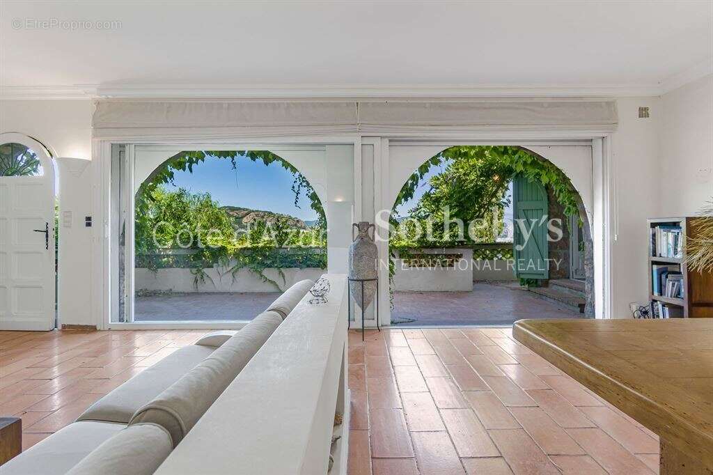 Théoule-sur-Mer – Villa provençale de 180 m² avec vue mer panoramique, piscine et hammam - photo 8