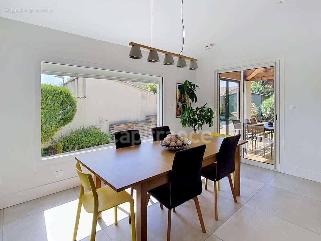 MONTÉLIMAR (26200) – Maison familiale climatisée de 162 m², 5 chambres dont une vaste pièce de 35 m², piscine et jardin clos arb - photo 4