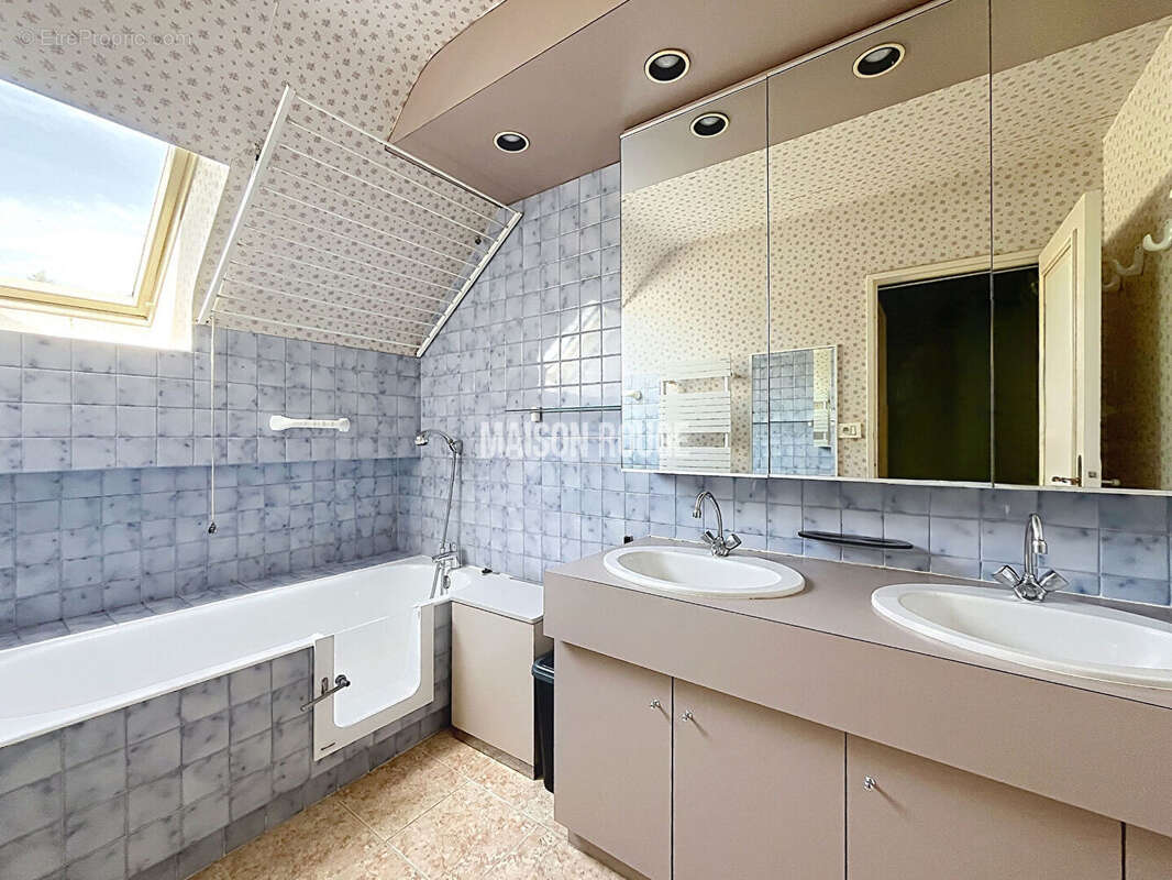 CENTRE HISTORIQUE - Appartement 4 pièces avec ascenseur, cave et garage fermé - photo 7
