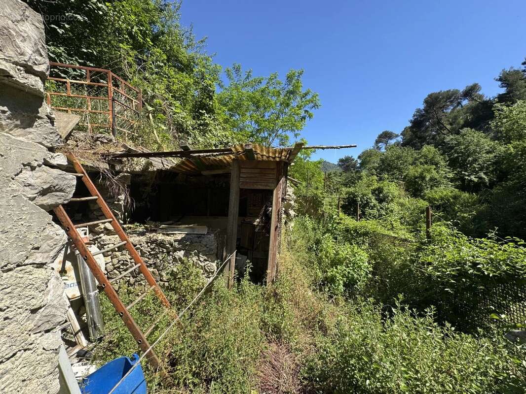 Terrain à TOURRETTE-LEVENS