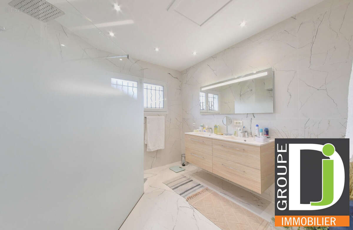 Maison à MONTELEGER