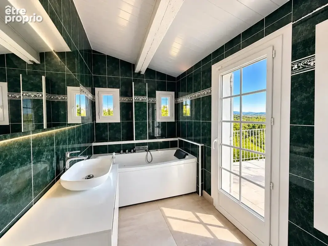 Villa avec vue mer et piscine à débordement à Cavalaire-sur-Mer - photo 13