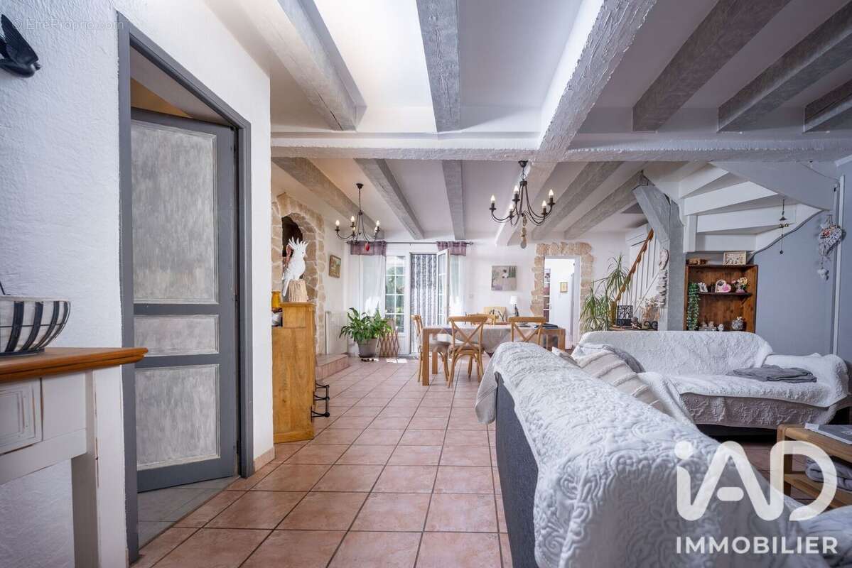 Maison 138 m² à Senas  - photo 8