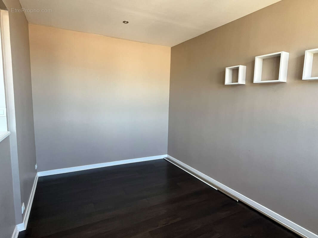 T4 lumineux avec balcon, cave et parking privé   10ème étage - photo 3