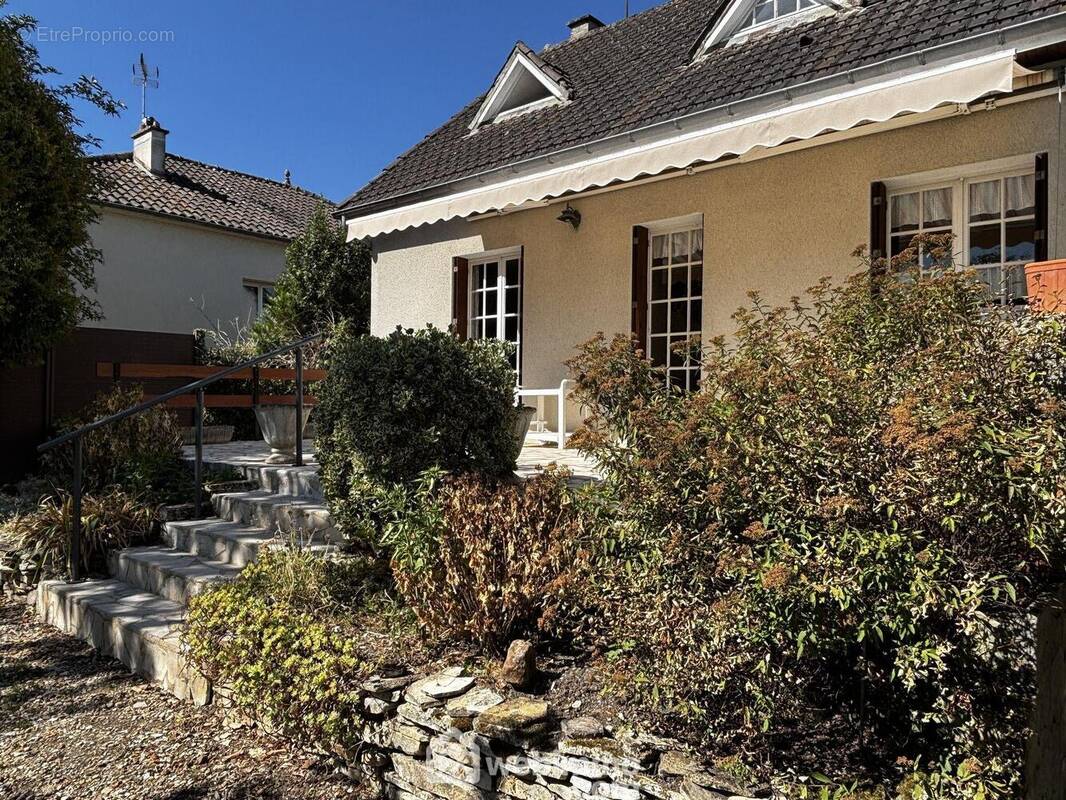 Maison située à proximité de l'hypercentre de Châtellerault. - Maison à CHATELLERAULT
