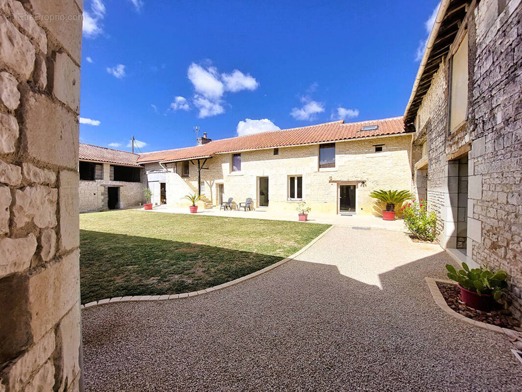 Maison à LA ROCHE-RIGAULT