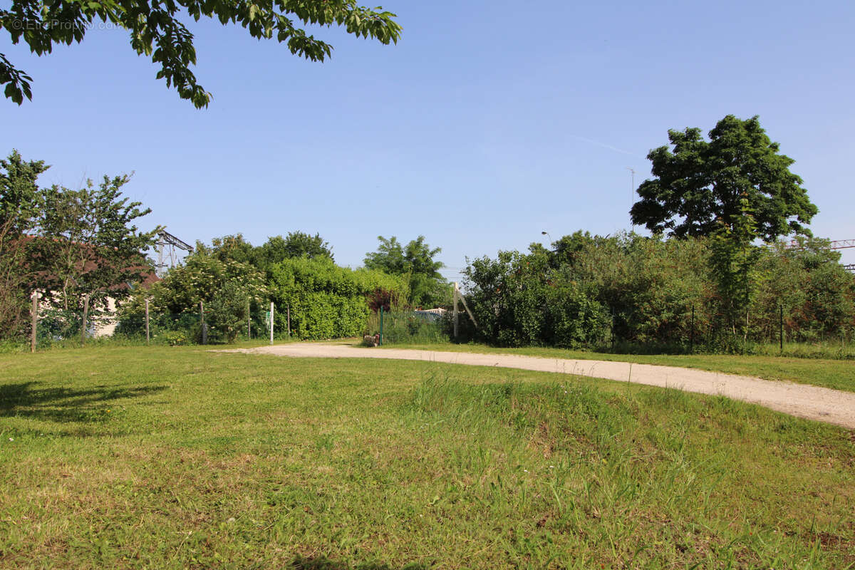 A dreux, ensemble foncier : terrain constructible et maison individuelle sur un terrain clos - photo 11