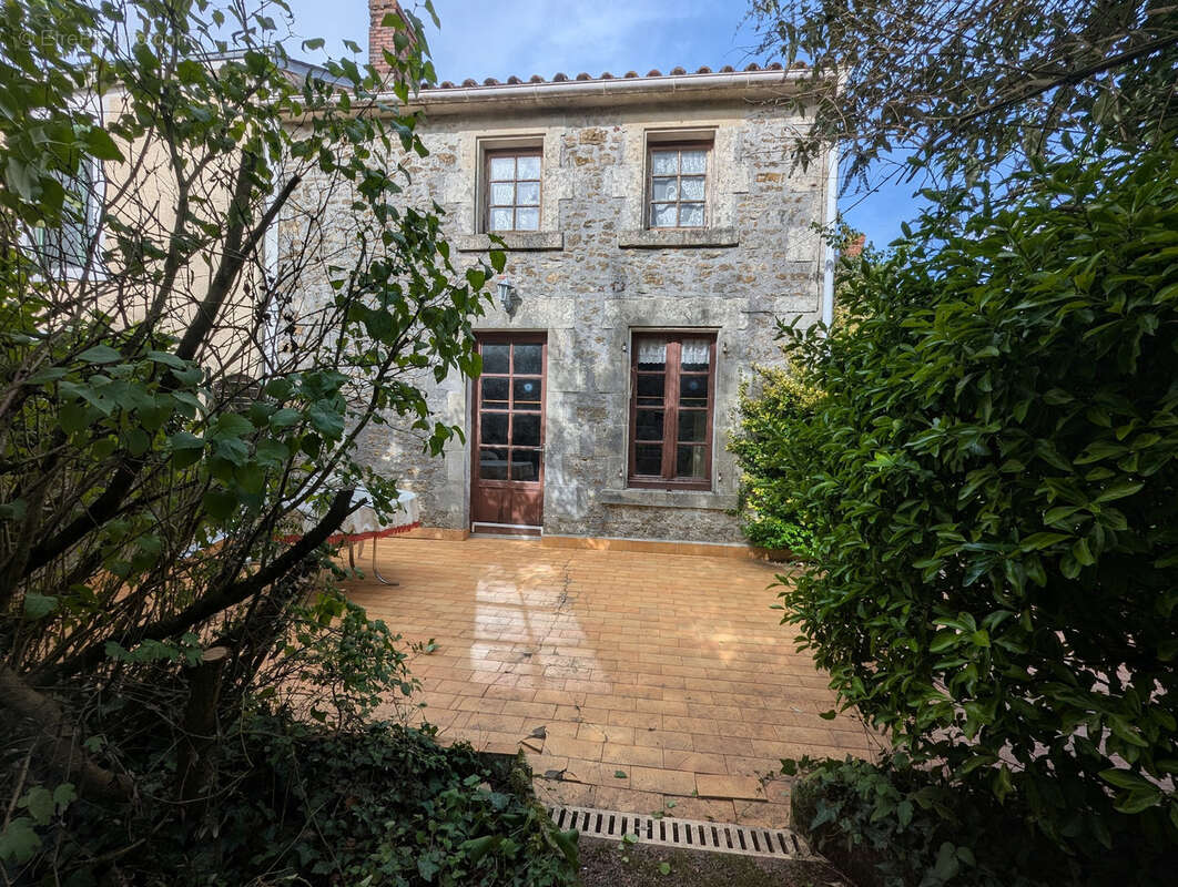 Maison à BAZOGES-EN-PAREDS