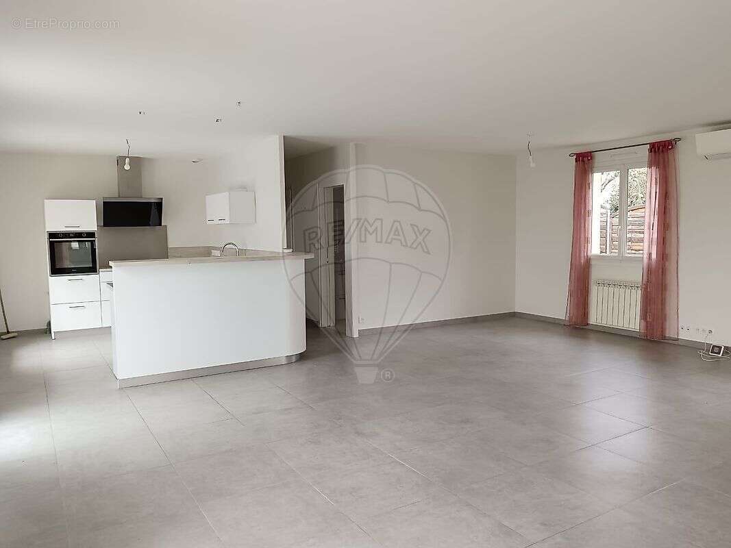 Maison à SAINT-ETIENNE-LA-VARENNE