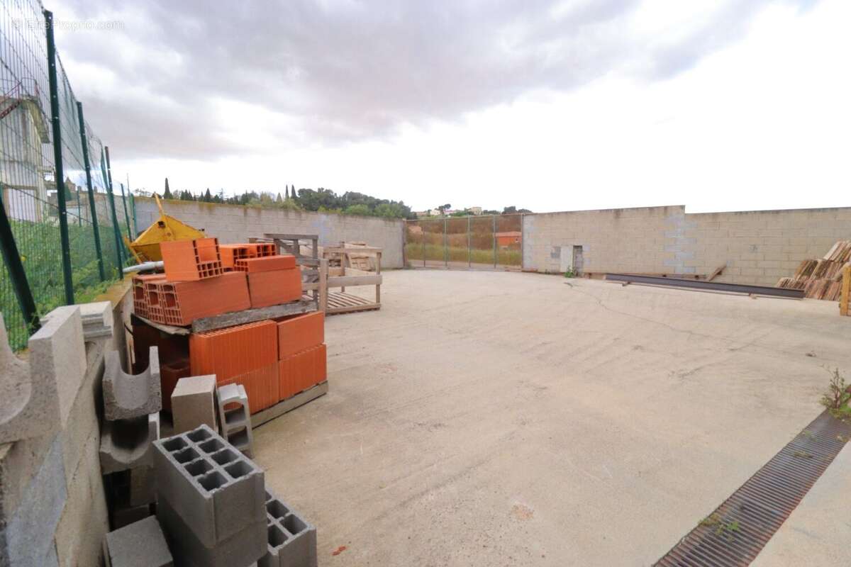 Commerce à QUARANTE