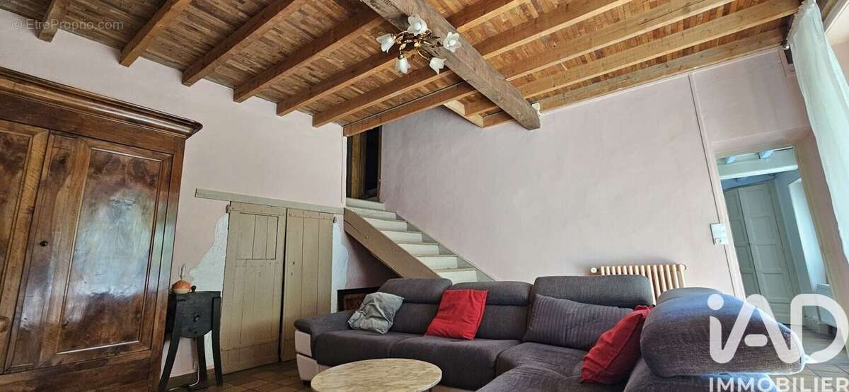 Maison 177 m² à Saint-Priest-Bramefant  - photo 7
