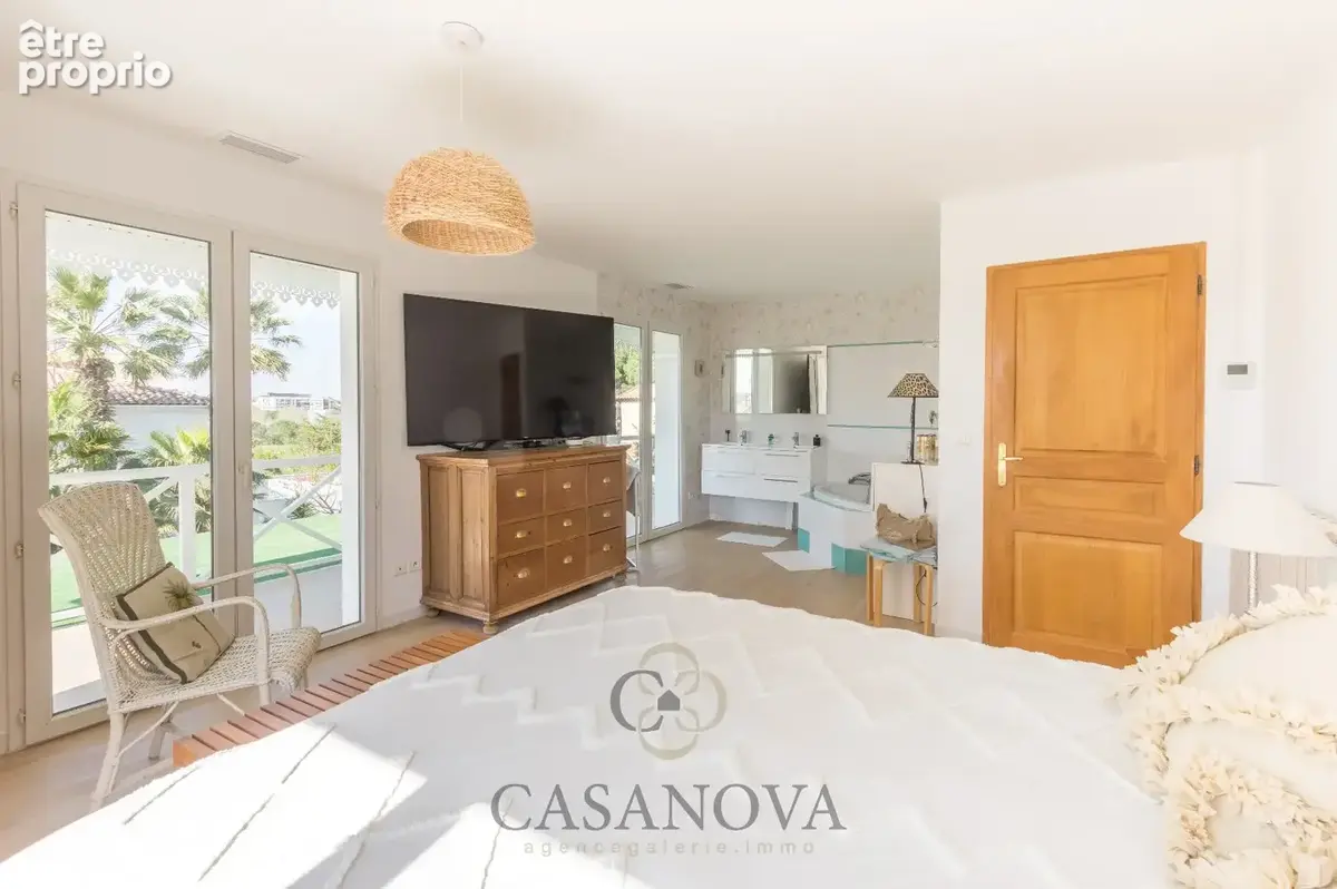 Montpellier Est. Superbe villa de 280m² avec piscine, garage et dépendances. - photo 8
