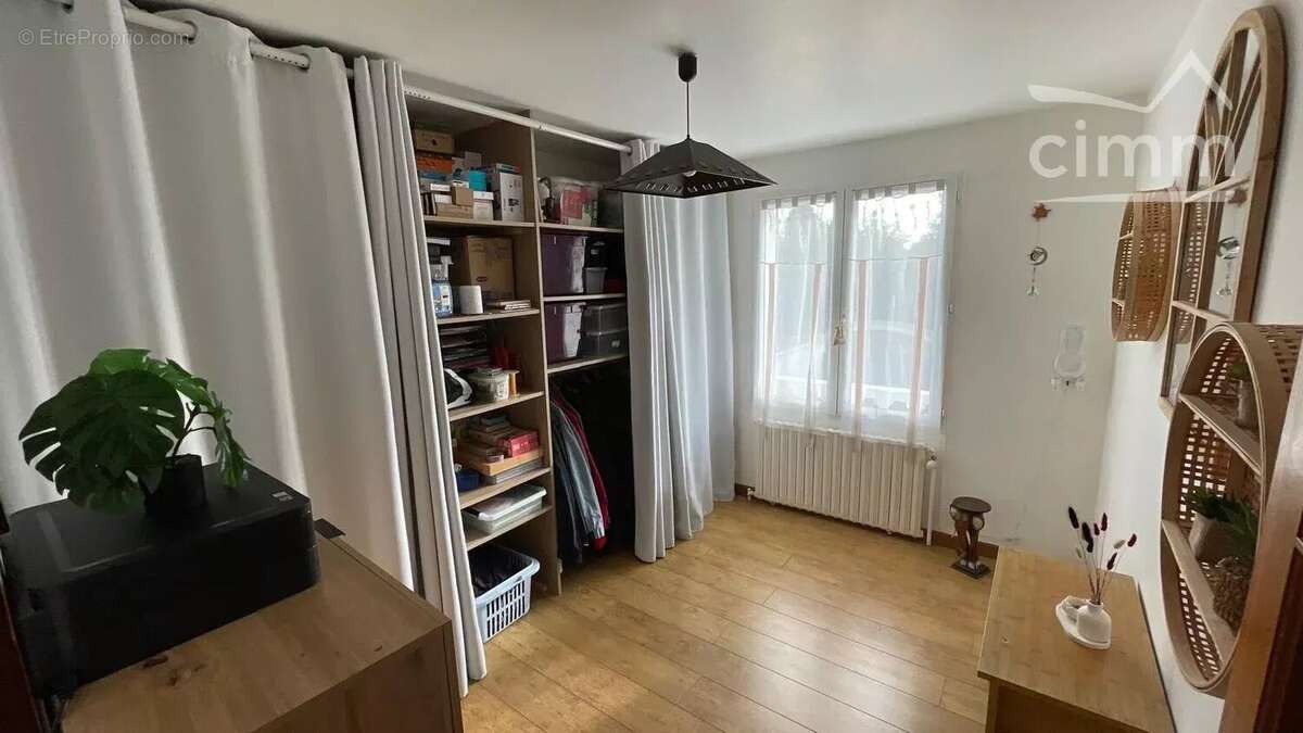 Maison individuelle rénovée avec jardin, vue dégagée et prestations de qualité - photo 10