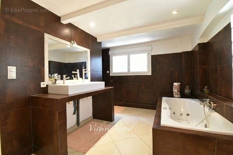 Propriété à vendre 8 pièces et annexe  MOURIES (13) - photo 17