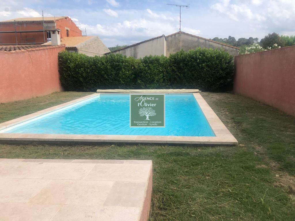 Villa de 80m2 habitable sur un terrain clos de 320m2 avec piscine et garage à ST ETIENNE DU GRES - photo 2