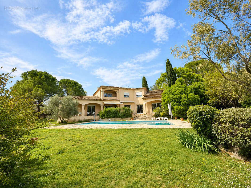 Maison à SAINT-CLEMENT-DE-RIVIERE