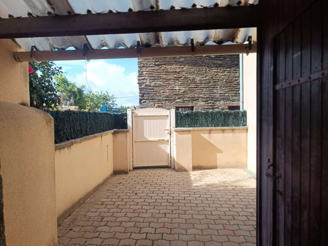 Maison à NEANT-SUR-YVEL