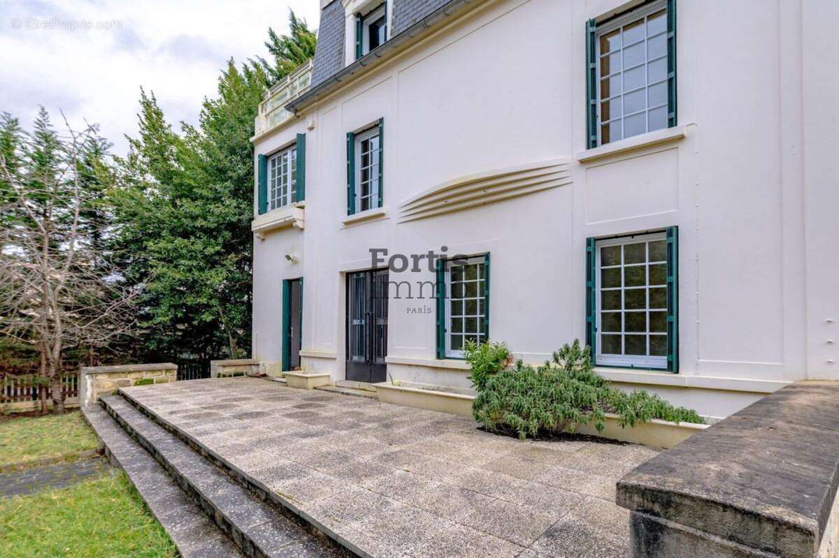 Maison à LE MESNIL-LE-ROI