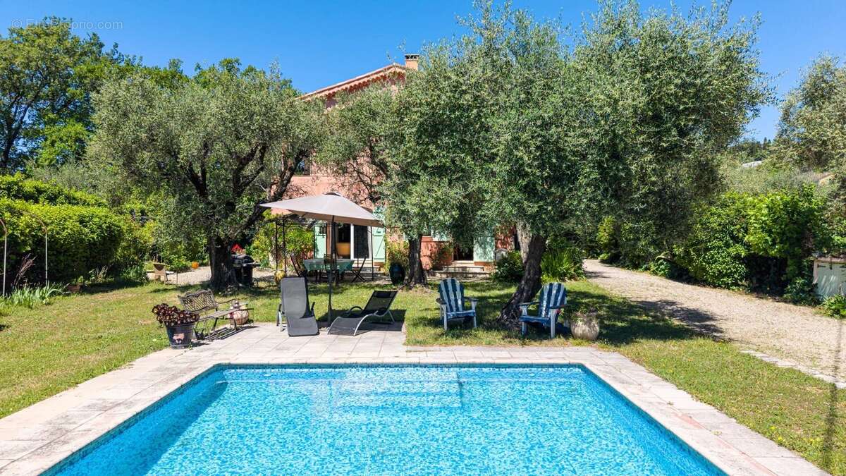 Maison à CHATEAUNEUF-GRASSE