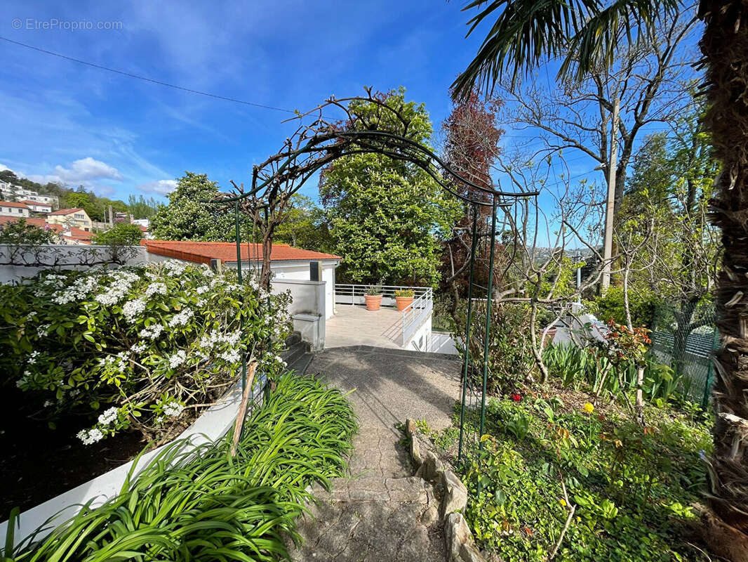 Royat - Maison avec panorama, jardin, terrasses et spa / 7 Pièces principales / 185 m² / Parcelle 942 m² - photo 5
