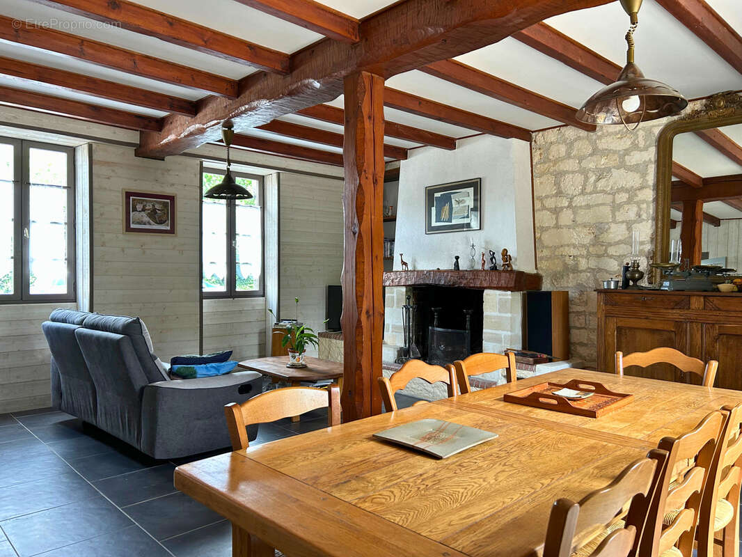 Maison à SAINT-MEME-LES-CARRIERES