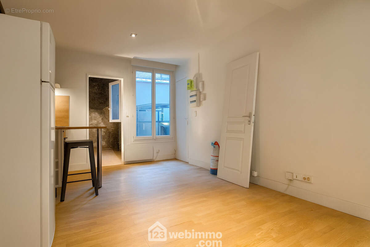 Plein de charme, il saura vous séduire par sa proximité avec le centre et les commodités. - Appartement à REIMS