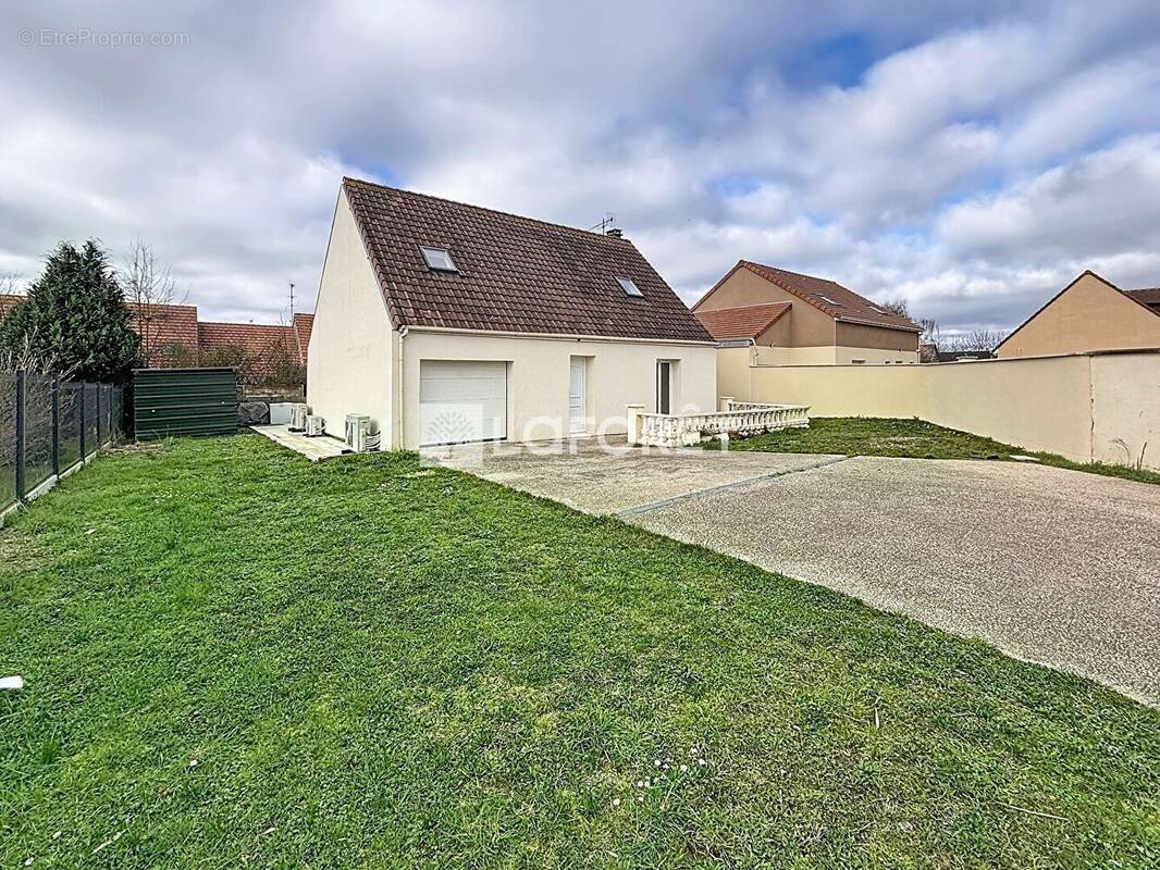 Maison à COURCELLES-SUR-SEINE