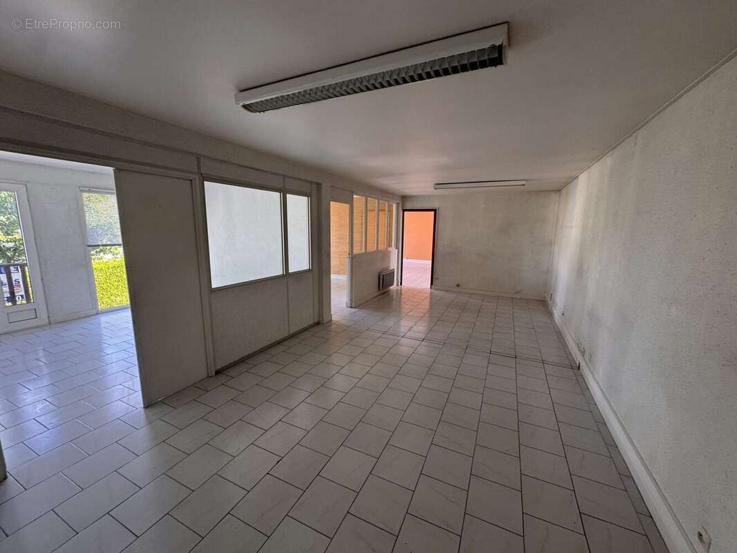 Commerce 153 m² à Les Clayes-Sous-Bois  - photo 6