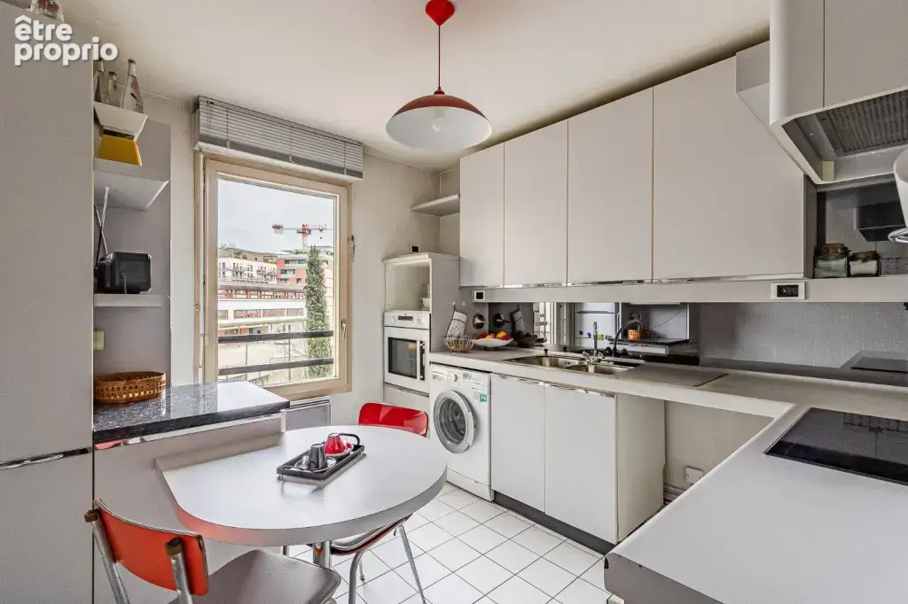 Spacieux T4 de 96 m2 avec balcon, 2 caves et grage double en supplément – Proche métro garibaldi, Lyon - photo 9