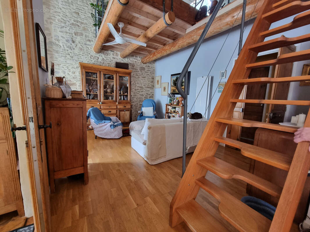 Appartement à BAGNOLS-SUR-CEZE