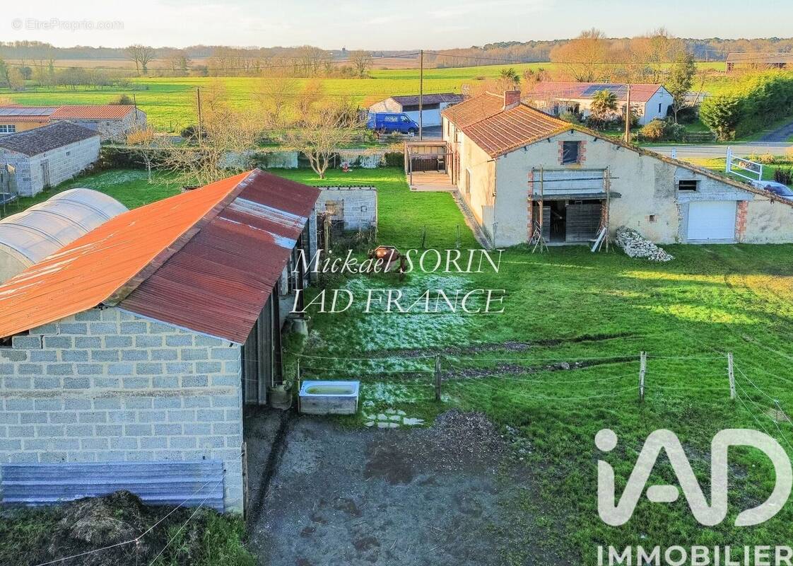 Photo 1 - Maison à LA CHAIZE-LE-VICOMTE
