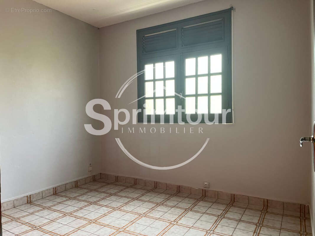 Maison familiale de 4 chambres avec T2 indépendant et garage sur un terrain clôturé - photo 6
