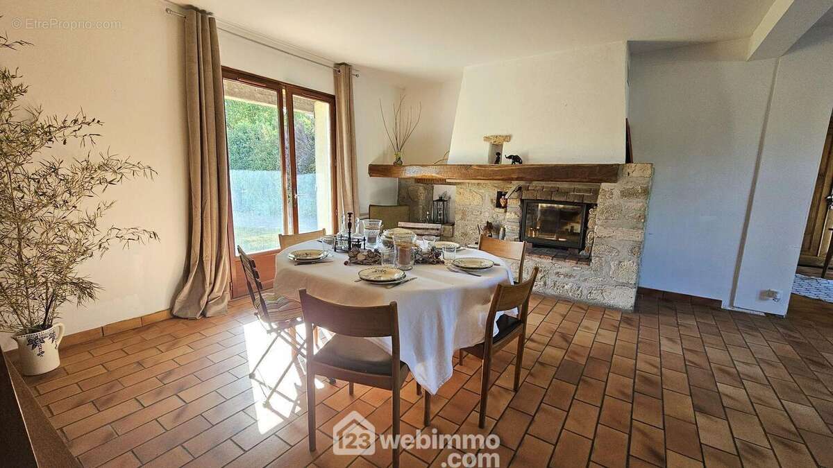 La salle à manger de 28 m² avec un accès direct sur la cuisine.. - Maison à MILLY-LA-FORET