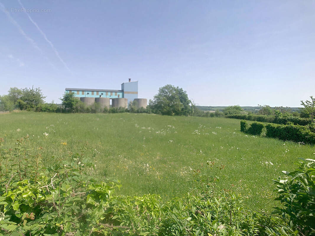Terrain à VOUZIERS