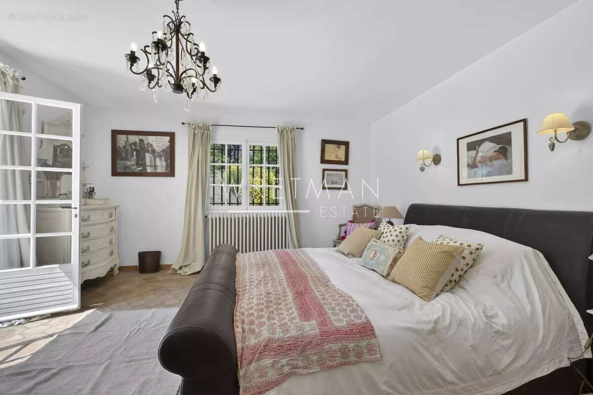 Maison à CHATEAUNEUF-GRASSE