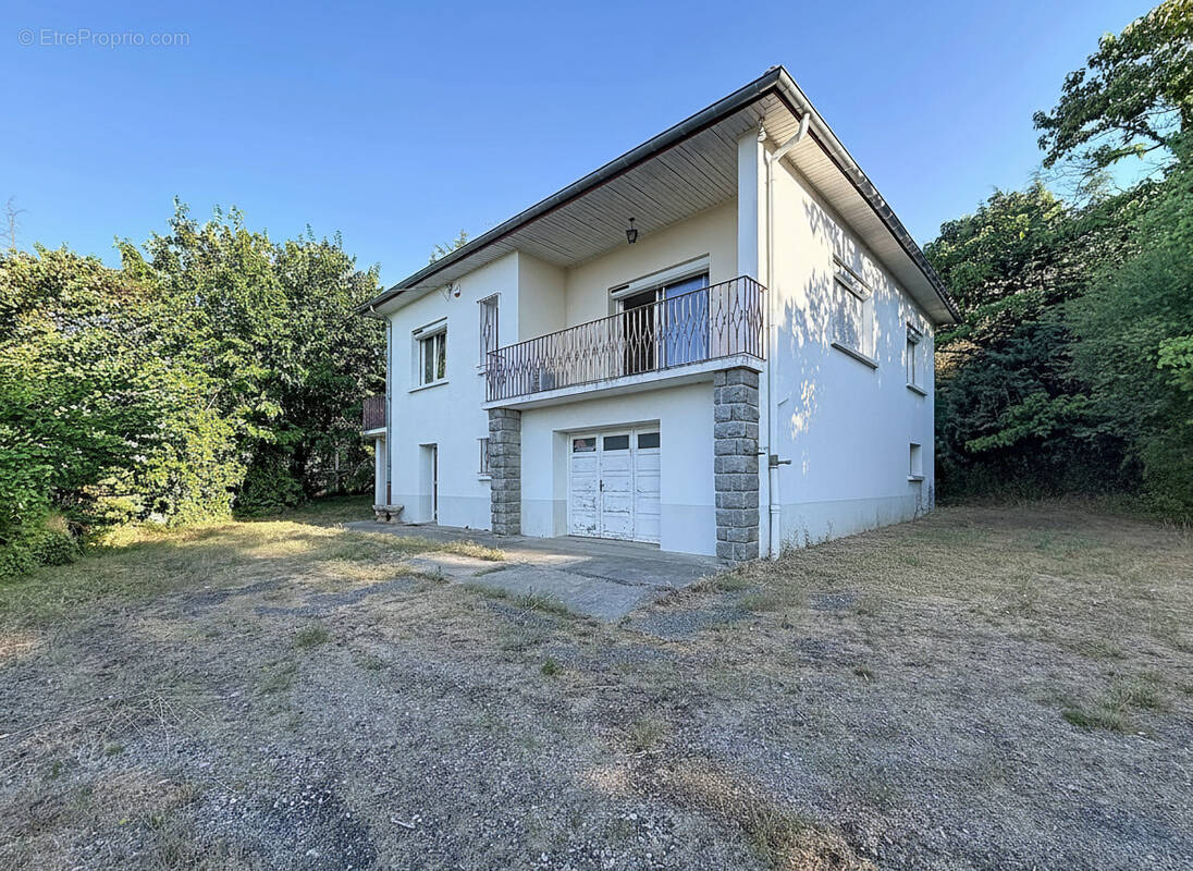 Maison lumineuse avec sous-sol complet sur plus de 2 000 m2 de terrain - photo 2