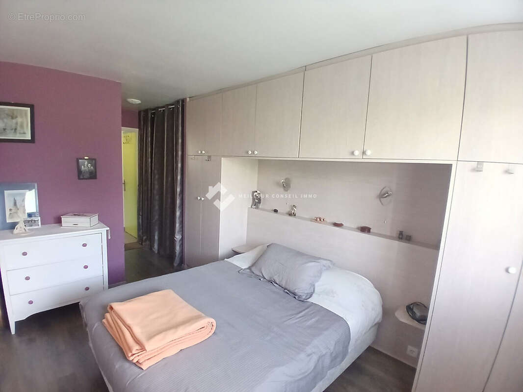 Chambre 1 (14,35m²) - Maison à CHELLES