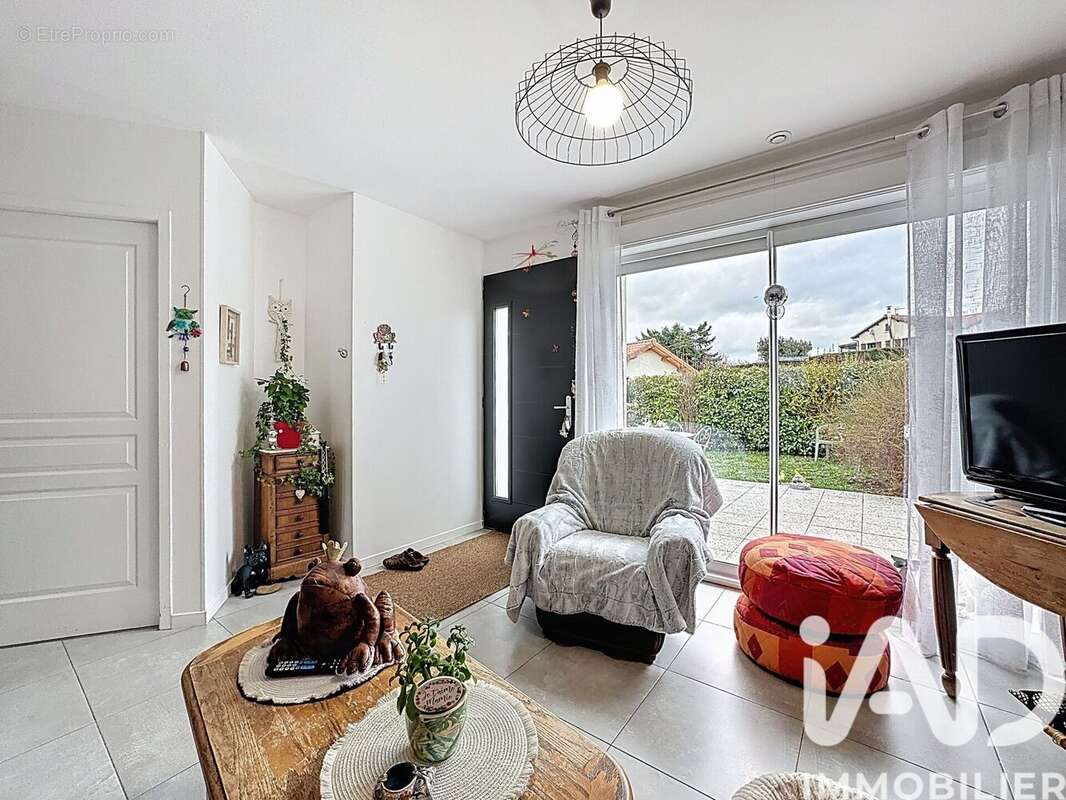 Maison 81 m² à Saint-Vidal  - photo 4