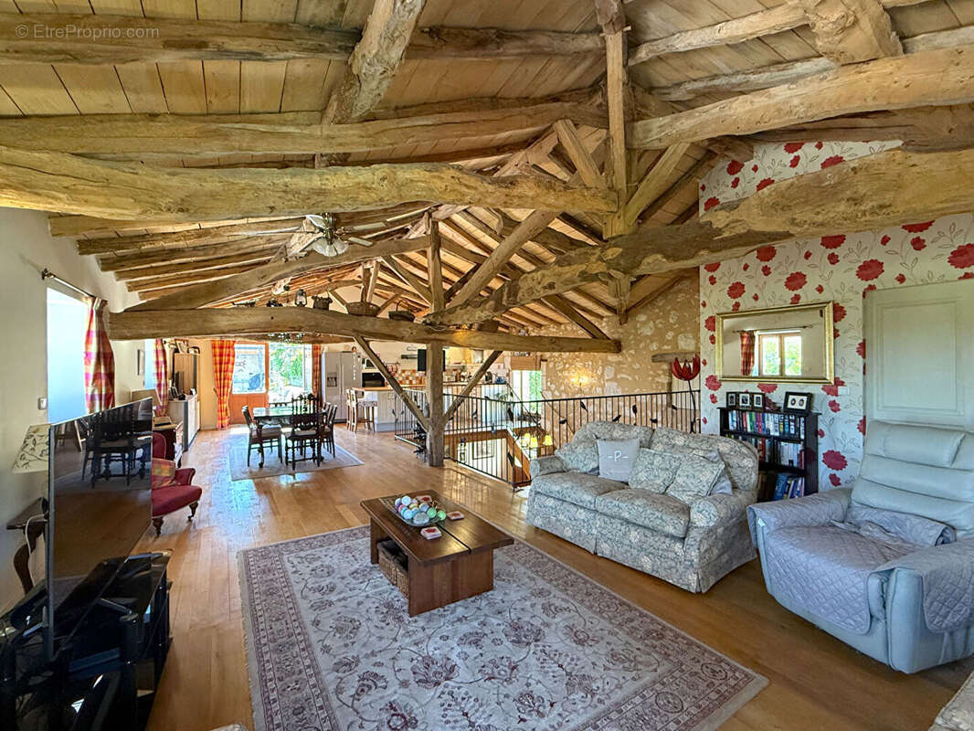 Maison à NANTEUIL-AURIAC-DE-BOURZAC