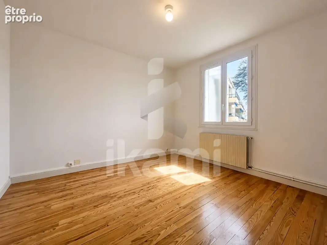 Appartement T3 avec double balcon, place de parking en hyper centre de Romans - photo 5