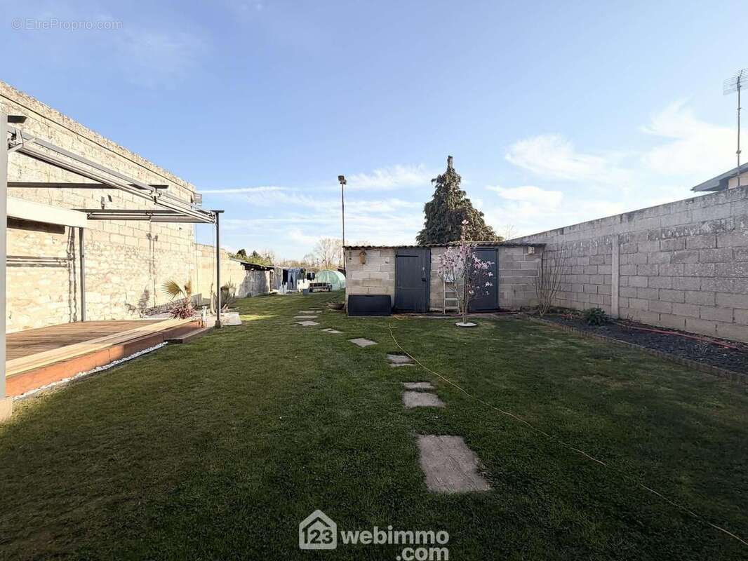 Erigée sur un terrain clos et sans vis-à-vis de 586 m²