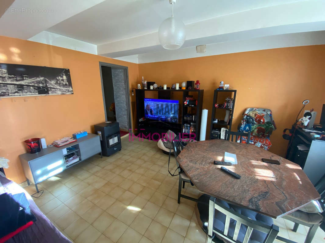 Maison à ENTRAIGUES-SUR-LA-SORGUE