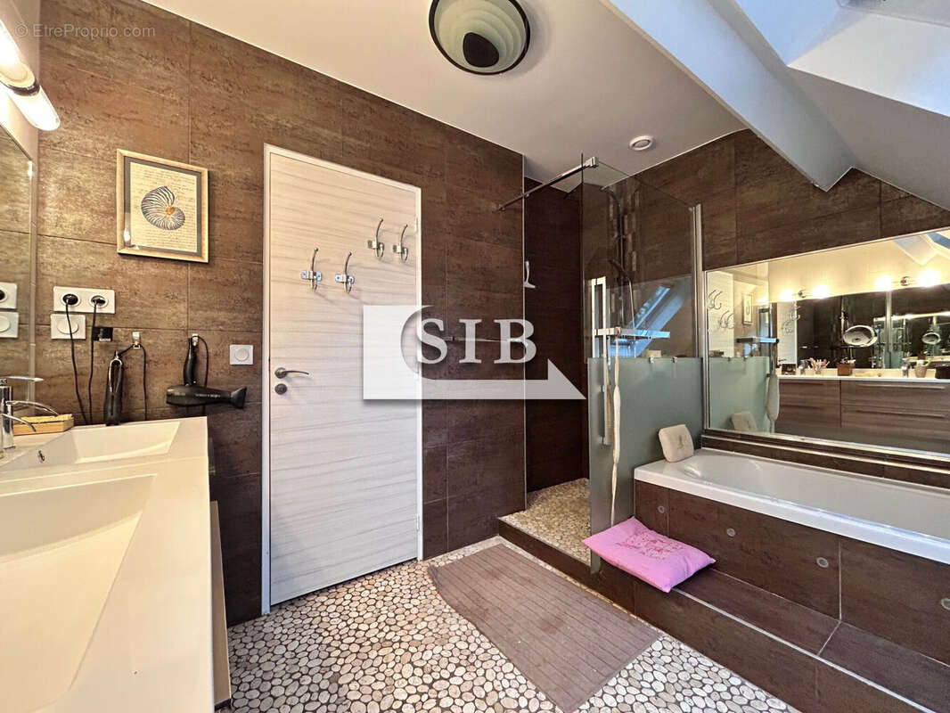 Maison à LA VILLE-DU-BOIS