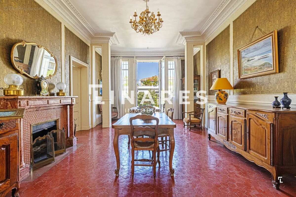 LE CHARME INTEMPOREL - Appartement T6 de 211m2 - Terrasse/Balcons - 2 Caves - Chambre de bonne + Box (en sus) - 13008 - photo 11
