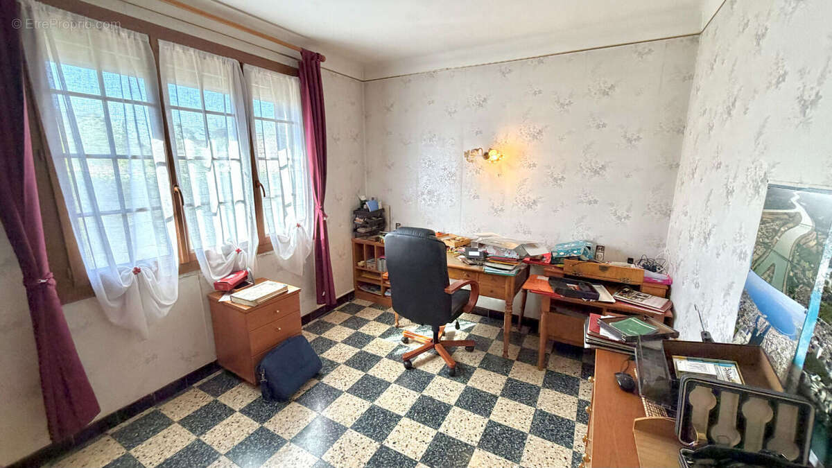 Maison à ENTRAIGUES-SUR-LA-SORGUE